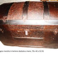 Antico forziere in legno e lamiera sbalzata a mano