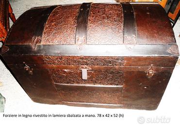 Antico forziere in legno e lamiera sbalzata a mano