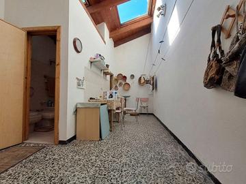 Casa su due livelli con balcone