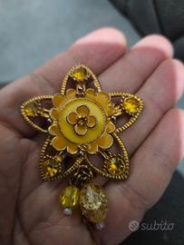 Spilla vintage gialla