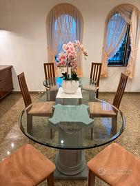 Tavolo in vetro con colonne decorative con sedie
