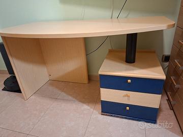scrivania con cassettiera in legno