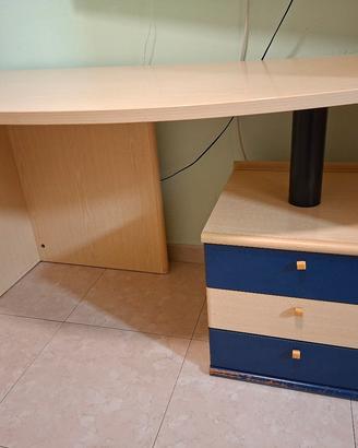 scrivania con cassettiera in legno