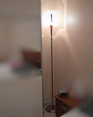 Lampada a piantana in acciaio e legno