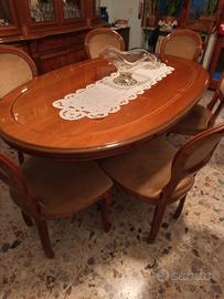 Sala da pranzo con tavolo, sedie e credenza