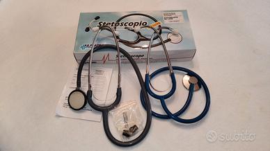 Coppia di stetoscopi nuovi - infermieri, studenti