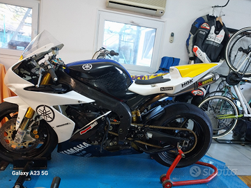 R1 2004 pronto pista