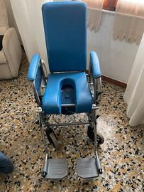 Sedia a rotelle comoda con wc per anziani/disabili