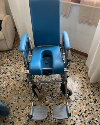 Sedia a rotelle comoda con wc per anziani/disabili