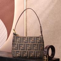 Borsa Fendi Vintage a sottobraccio