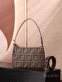 Borsa Fendi Vintage a sottobraccio