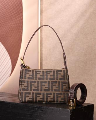 Borsa Fendi Vintage a sottobraccio