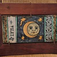 quadro in legno e mattonella decorata