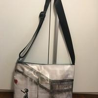 Borsa con tracolla stampa Bansky "Bambina con pall