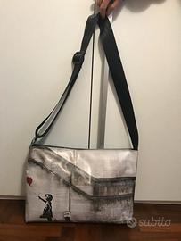 Borsa con tracolla stampa Bansky "Bambina con pall
