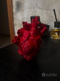 Vaso/porta penne a forma di cuore anatomico
