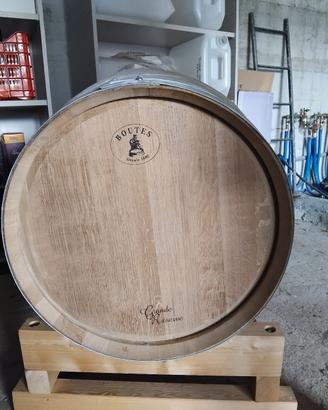 Botte di legno nuova per vino