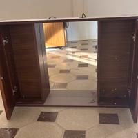Specchio contenitore sopra lavabo
