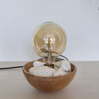 Lampada da tavolo in legno