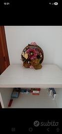 composizione fiori su setaccio 