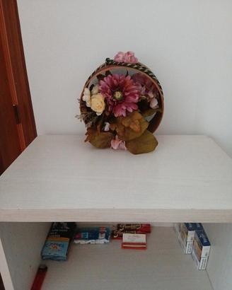 composizione fiori su setaccio 