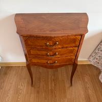 Comodino tre cassetti