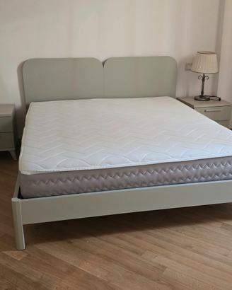 letto matrimoniale e 2 comodini volo sedie divano