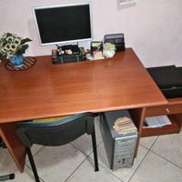 Scrivania in legno e porta TV