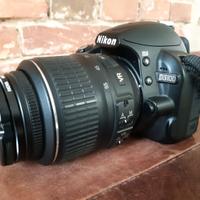 Fotocamera Nikon D3100 con obiettivi e accessori