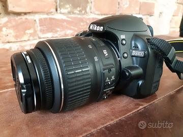 Fotocamera Nikon D3100 con obiettivi e accessori