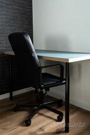 Scrivania e sedia girevole