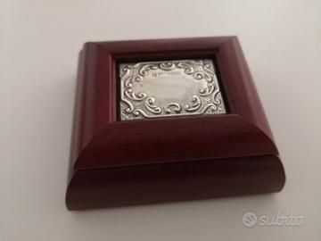 Cofanetto in legno con placca in argento 925