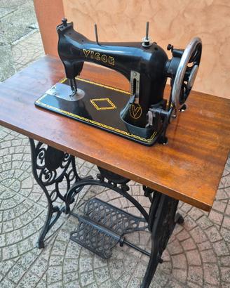 Macchina da cucire vintage Vigor