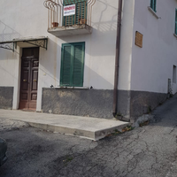 Villetta in paese con terreni agricoli