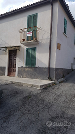 Villetta in paese con terreni agricoli