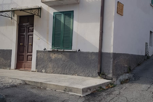 Villetta in paese con terreni agricoli