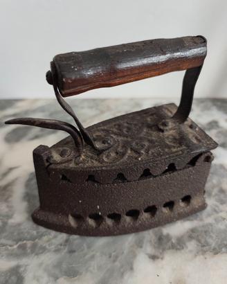 ferro da stiro a carbone antico 