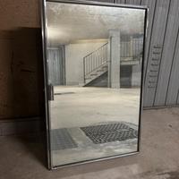 Specchio contenitore di un treno