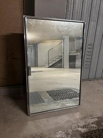 Specchio contenitore di un treno