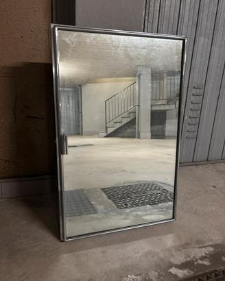 Specchio contenitore di un treno
