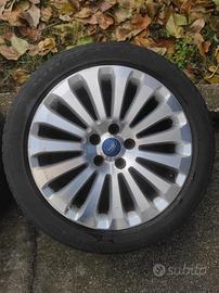 Cerchi in lega Ford 17" con gomme estive 