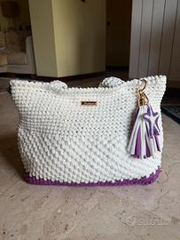 Borsa fatta a mano con l’uncinetto viola e bianca