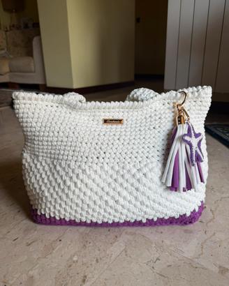Borsa fatta a mano con l’uncinetto viola e bianca
