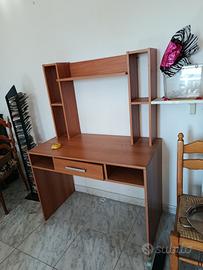 Scrivania in legno effetto noce