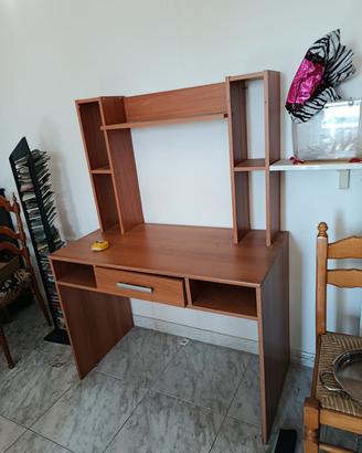Scrivania in legno effetto noce