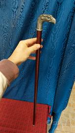 antico bastone da passeggio con testa di aquila