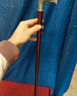 antico bastone da passeggio con testa di aquila