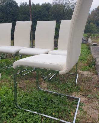 Sedie Design in sky bianche .