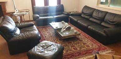 Set di divani in pelle nera