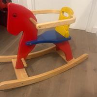 cavallo a dondolo di legno